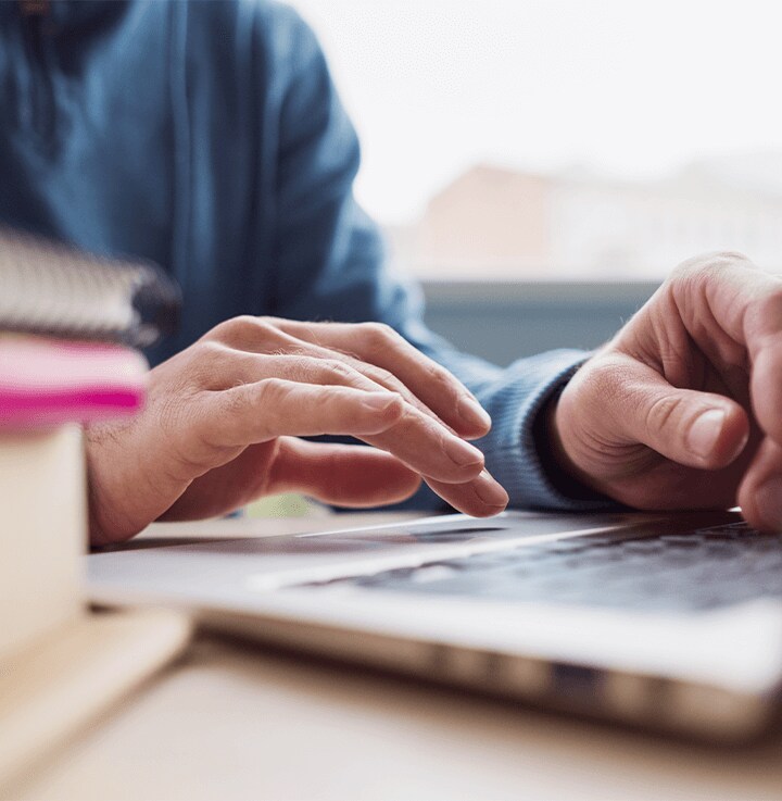Person som skriver på datorn